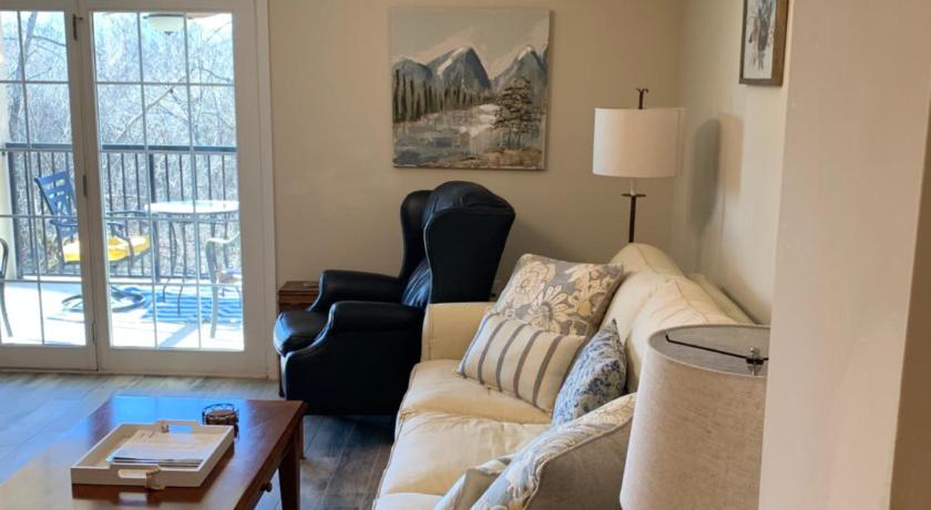 Sevierville Bill’s On Little Pigeon River 4-Star Accommodation suite