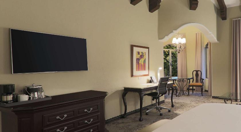 Imagen de Habitación esquinera con 1 cama extragrande (1 King Bed Corner Room) 3