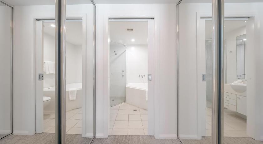 Image of One-Bedroom Apartment with Swimout 2