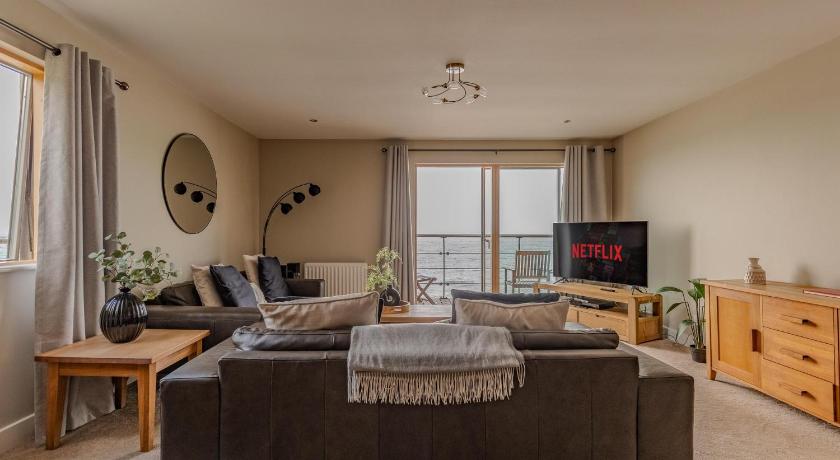 Image of Superior Three-Bedroom Apartment with Sea View 3