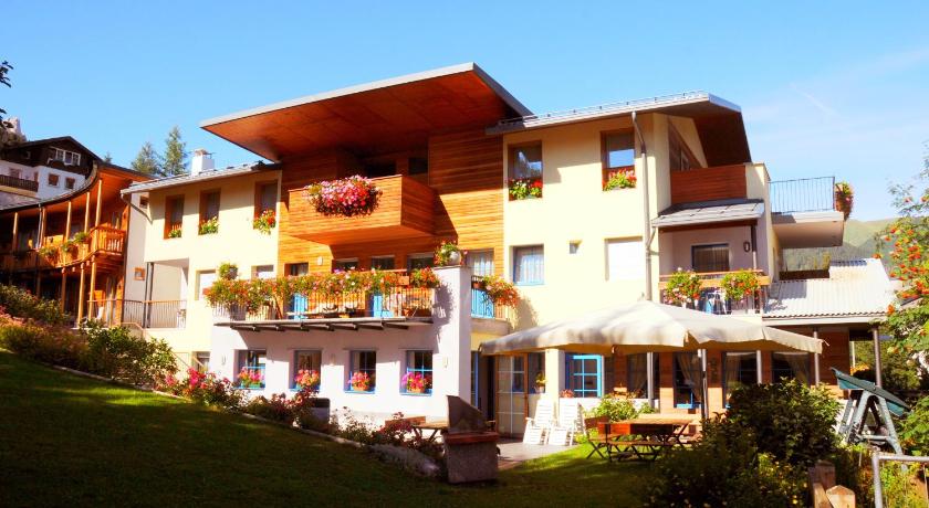 Garni Enrosadira — Hotel in Vigo di Fassa