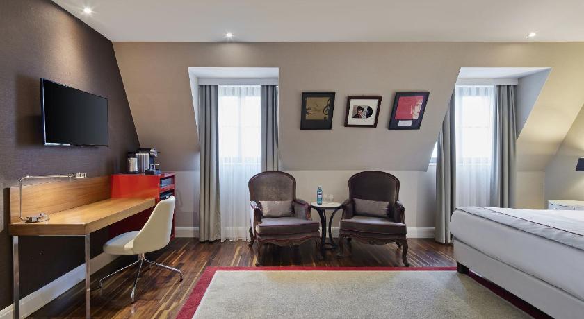 Image of Sezen Aksu Suite 9