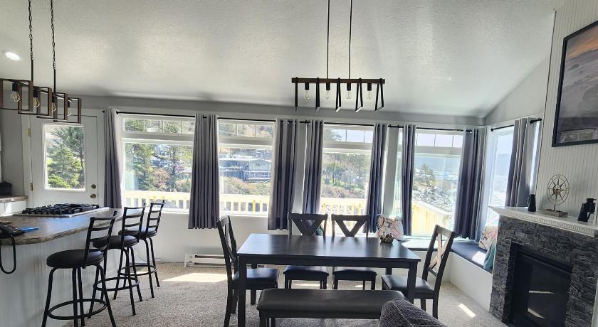 Depoe Bay (OR) Inn at Arch Rock Accommodation pool