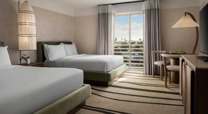 Immagine di Queen Room with City View - Mobility Accessible with Roll-in Shower 0