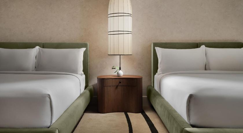 Immagine di Queen Room with City View - Mobility Accessible with Roll-in Shower 3
