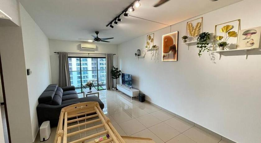 10 Pax-Cozy Family Suite Landmark 2