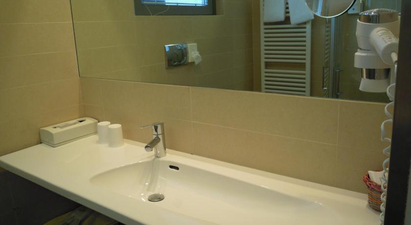 Image of Junior Suite with Terrace and Lake View 9