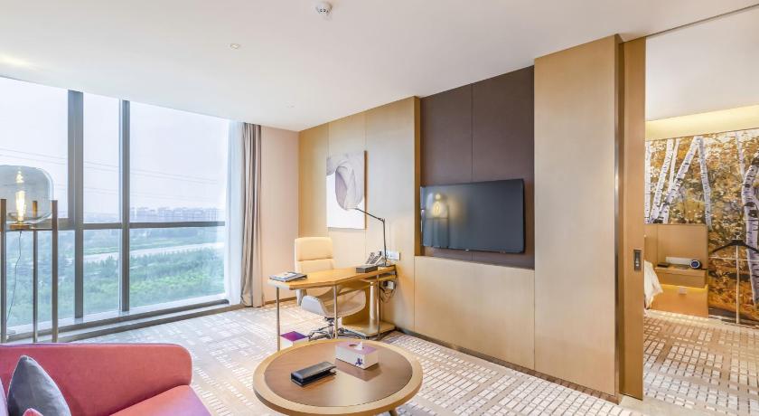 Image of Deluxe Suite 1 King Bed 1