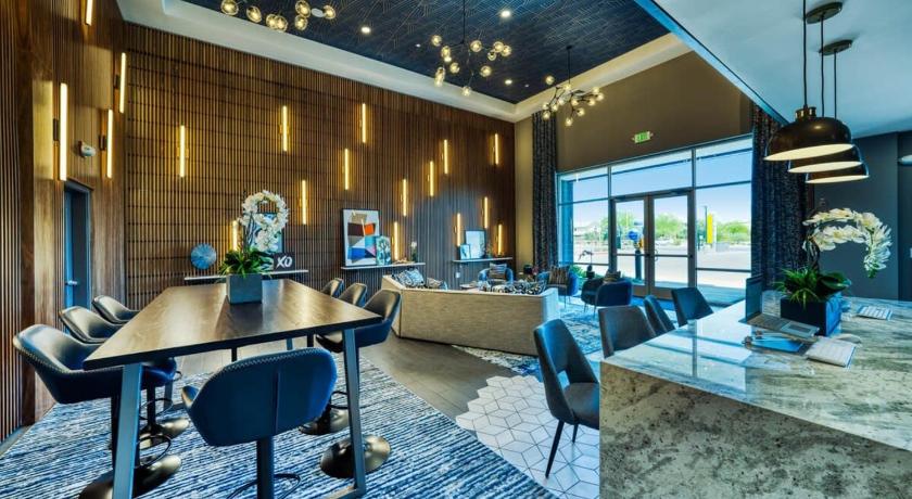 피닉스 (AZ) TWO Modern Westgate CozySuites by stadium w pool 4성급 숙소 로비
