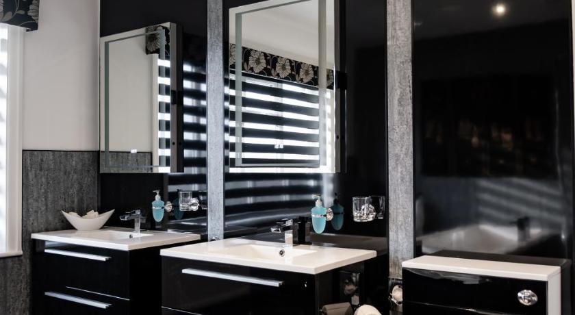 Image of Superior King Suite 4