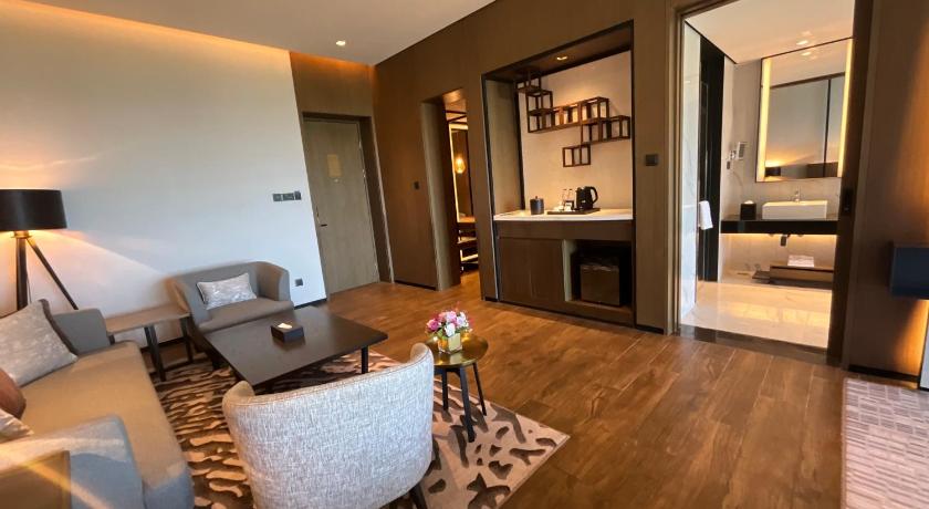 Image of Deluxe King Room with Lake View 14