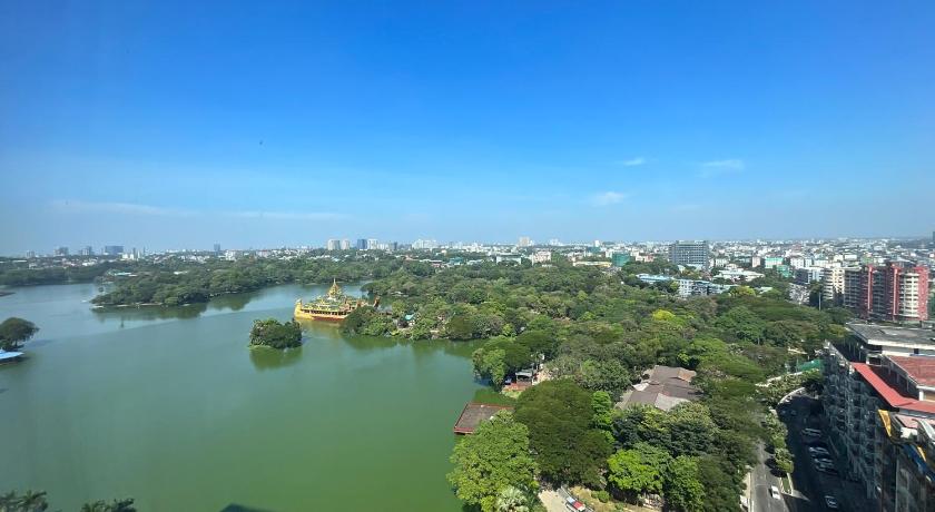 Image of Club Deluxe King with Lake View 15