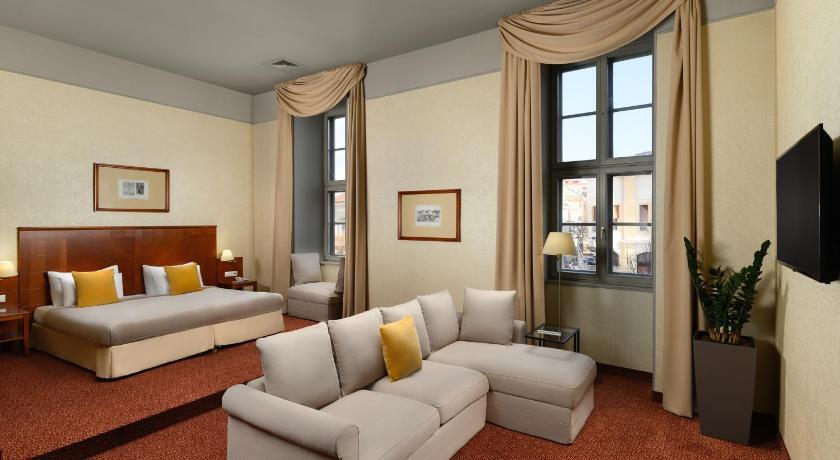 รูปของJunior Suite With 2 Single Beds And Sofa Bed 0