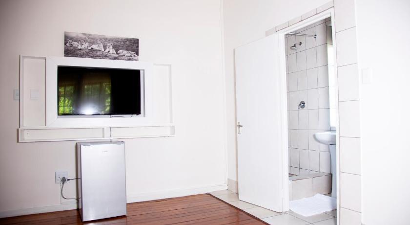 Suite in Houghton - image 11