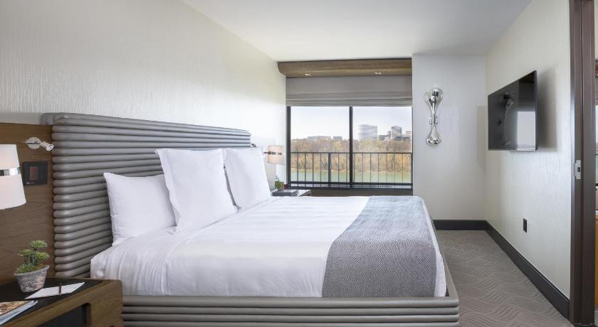Image of Executive 1 Bedroom Suite with Balcony 5