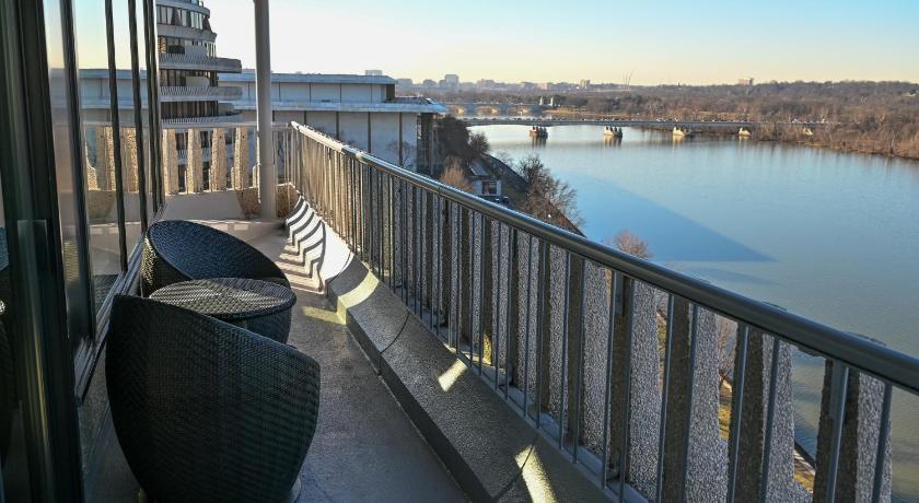 Image of Executive 1 Bedroom Suite with Balcony 10