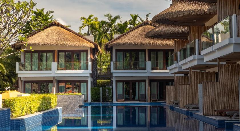 Image of Deluxe Pool Access 3