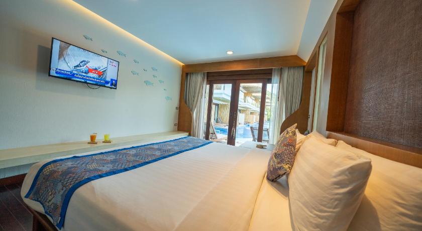 Image of Deluxe Pool Access 17