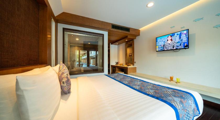 Image of Deluxe Pool Access 15