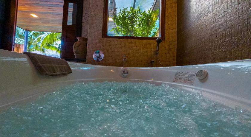 Image of Deluxe Jacuzzi 12