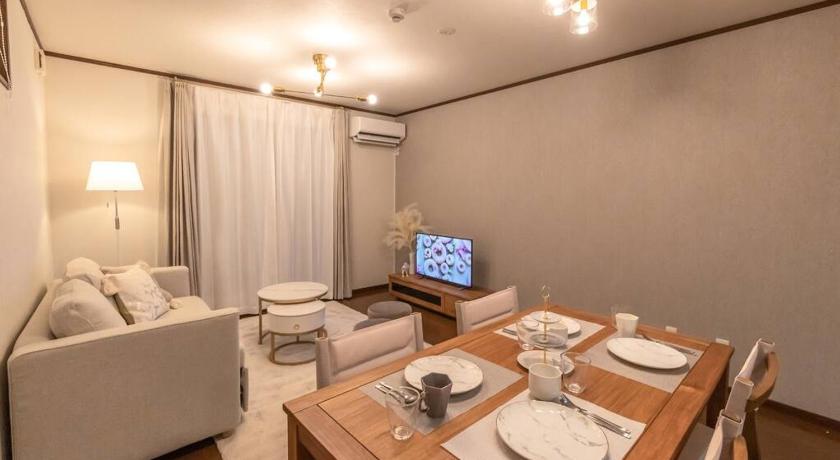 大阪 KIX Direct /Stylish 2BR house for 7 pax w/ Parking 3つ星 ゲストハウス ロビー