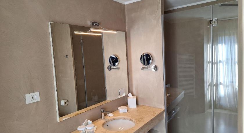 Image of Standard King Room 2