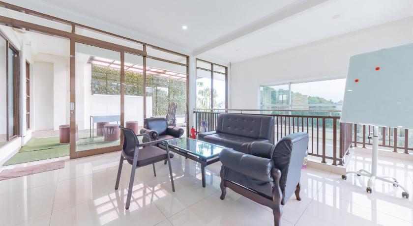 RedDoorz near Kiara Artha Park – Bandung, ID