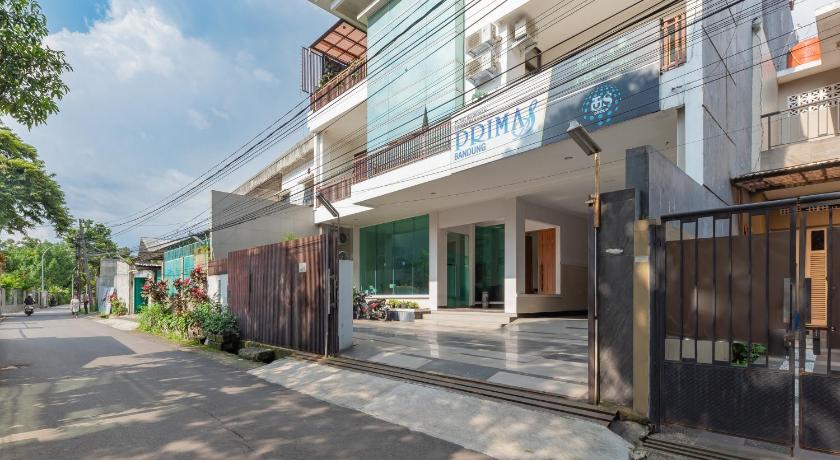 RedDoorz near Kiara Artha Park – Bandung, ID