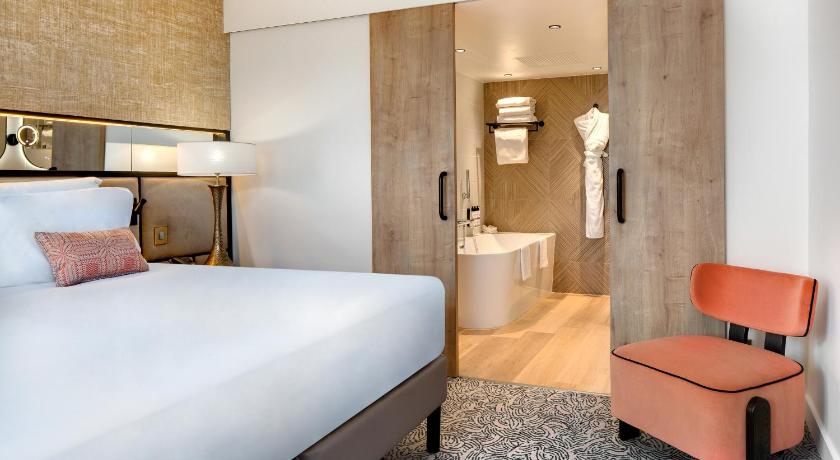 Image of Deluxe Room with King Size Bed 10