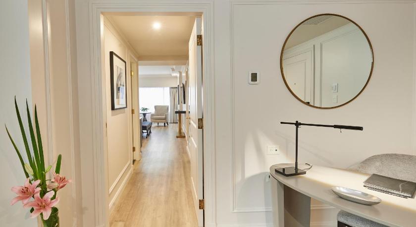 Image of Corner Suite 9