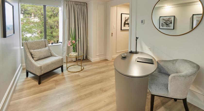 Image of Corner Suite 6