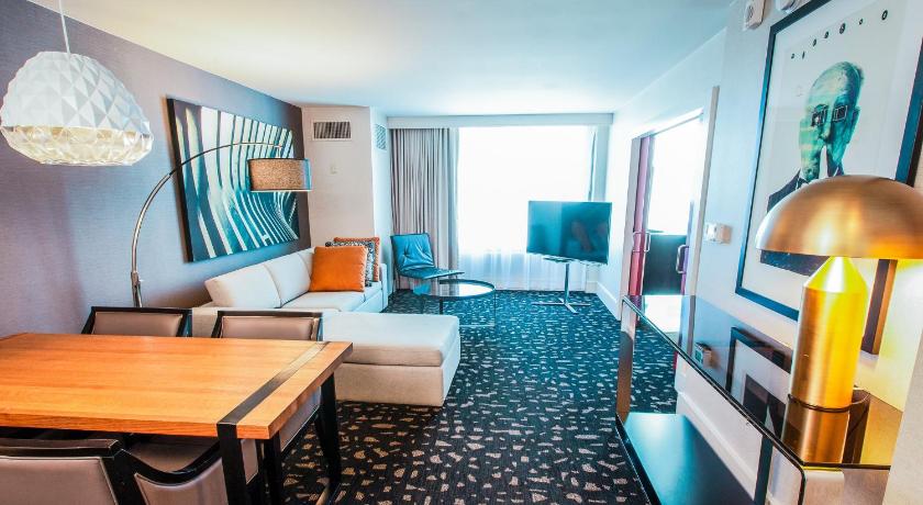 Immagine di 1 Bedroom Suite Living Area Skyline View 1