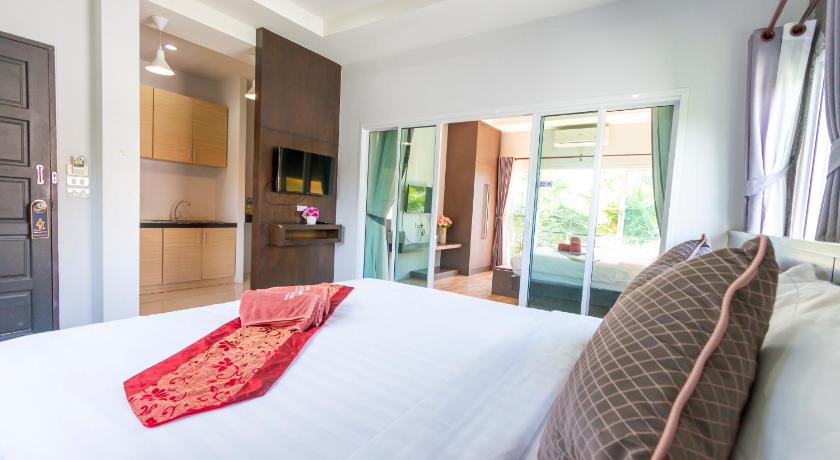 Image of 2-Bedroom Poolside Suite 8