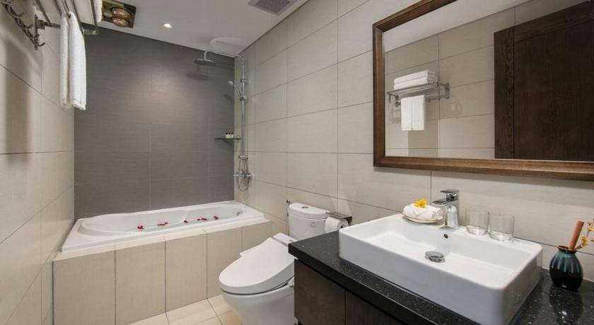 Image of Luxury Suite with Bathtub 2