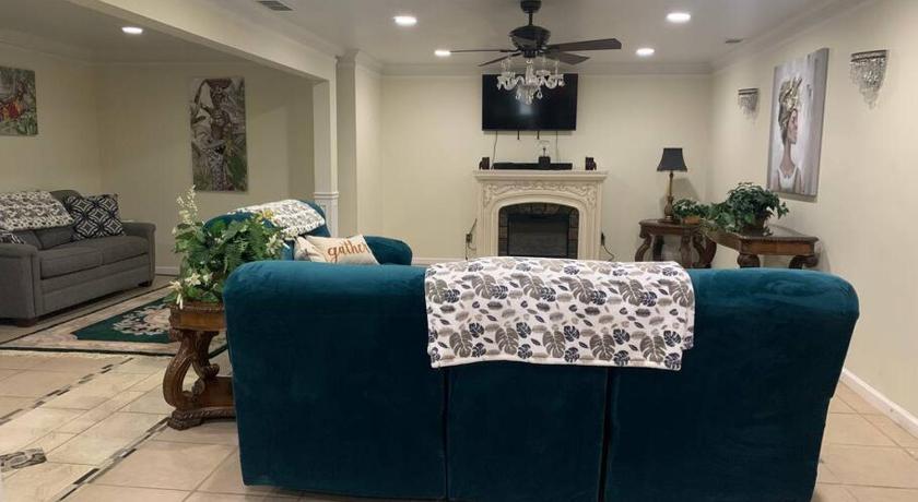 Entire Apartment Suite family singles Couples Nurses dinners business meetings