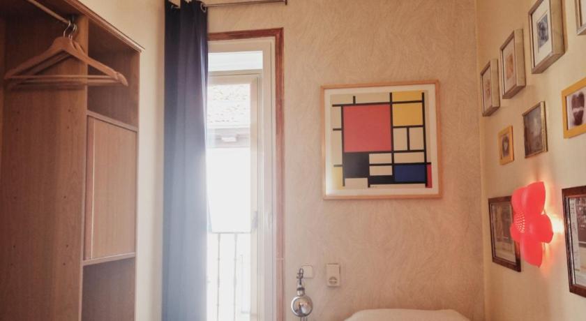 Image of Single with Shared Bathroom 8