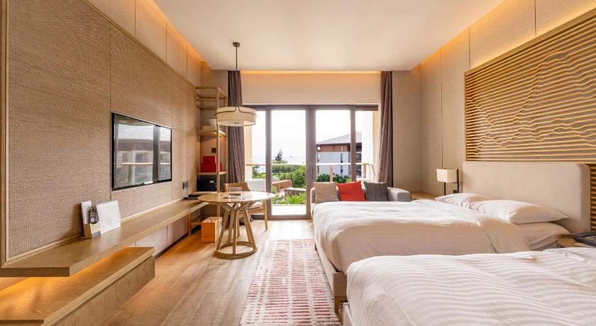 Imagen de deluxe guest room, 2 double, partial sea view 1