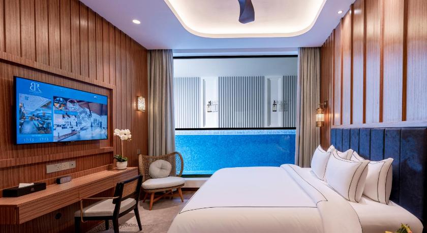 Image of Violet Pool Suite 1