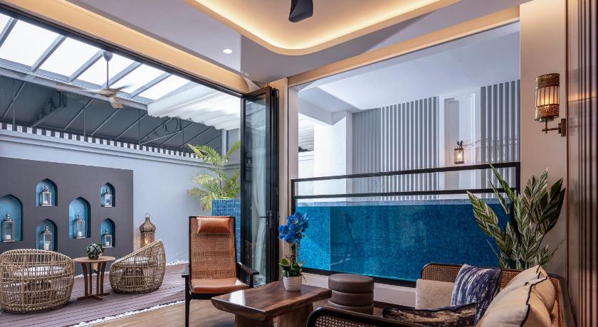 Image of Iris Pool Suite 5