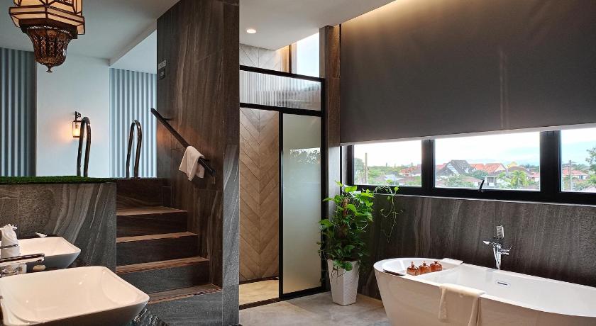 Image of Iris Pool Suite 3