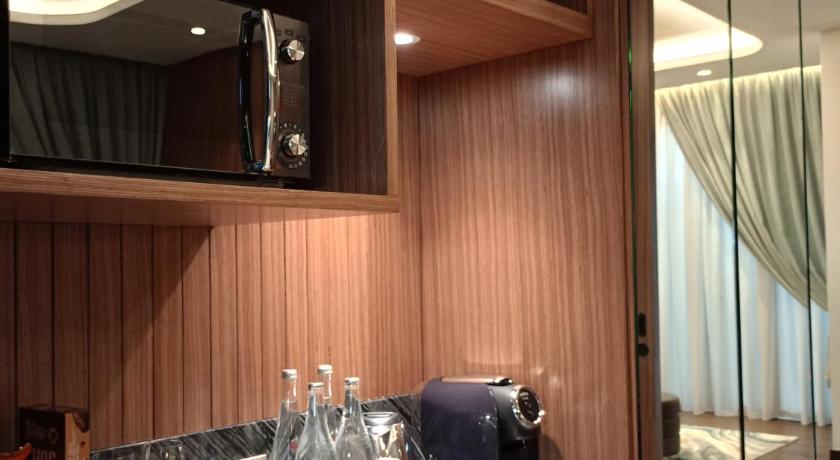 Image of Iris Pool Suite 8