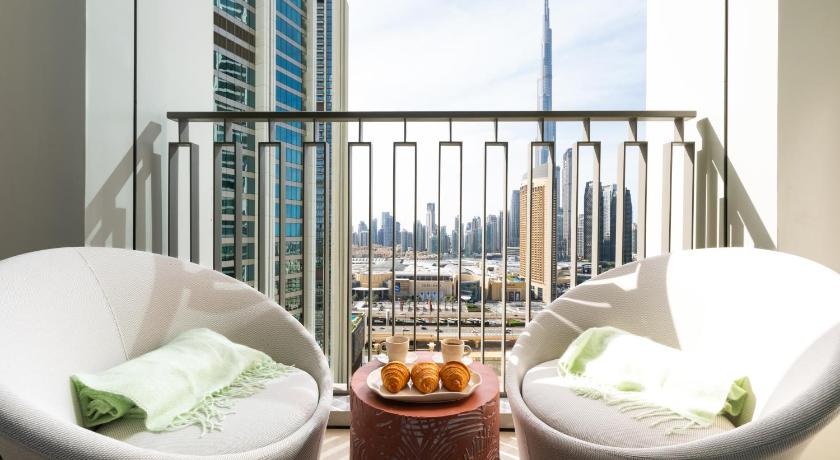 Stunning 2 Bedroom Apartment with Burj Views by Zen Stays - Walking Distance to Dubai Mall