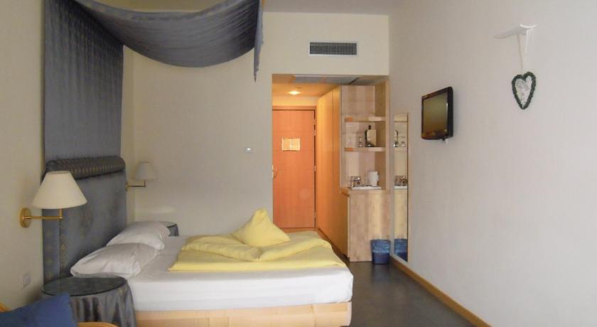 Image of Junior Suite with Terrace and Lake View 7