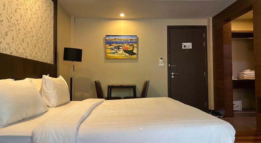 Image of Deluxe King Room with Pool Access 0