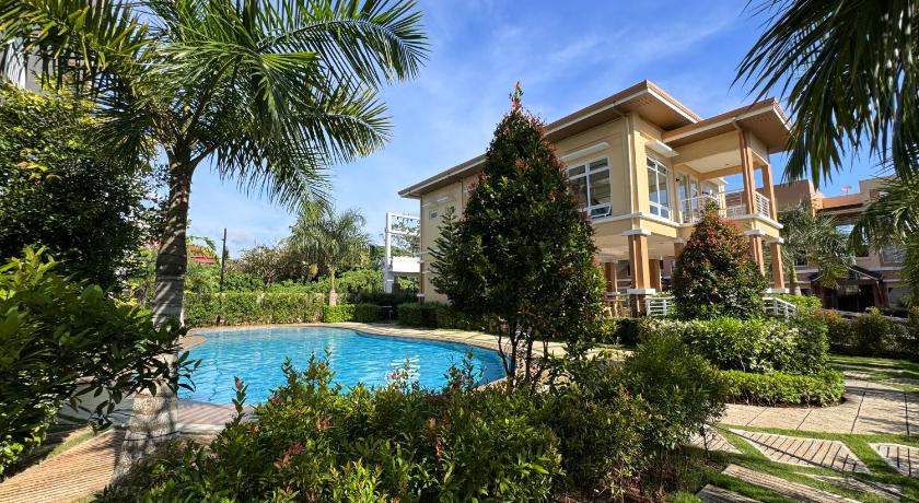 Verdant Condo Studio | Pool | Balcony | Near Airport - image 8