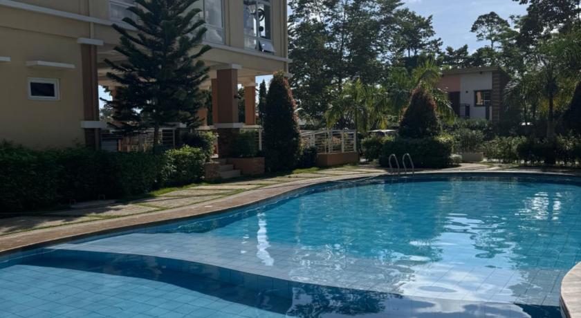 Verdant Condo Studio | Pool | Balcony | Near Airport - image 19