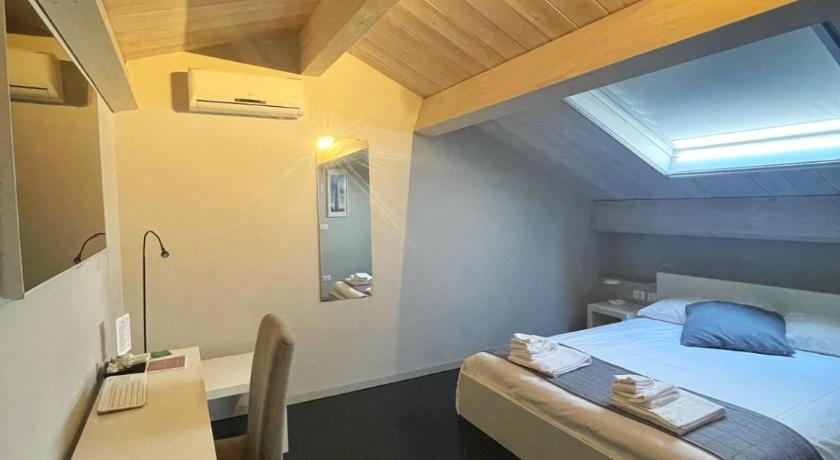 Фото: Двухместный номер с 1 кроватью и собственной ванной комнатой (Double room with private bathroom) 6