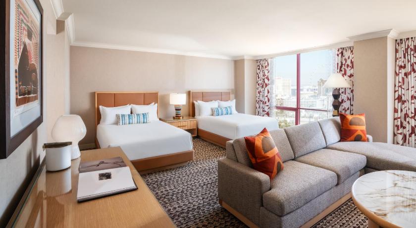 Image of Remodeled 1 Bedroom Suite 2 Queen Beds High Floor Strip View 1