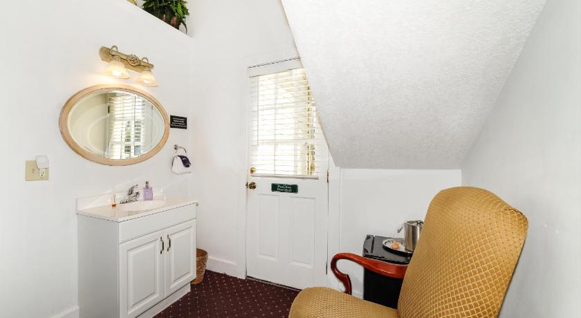 Image of Queen Room with Balcony 6