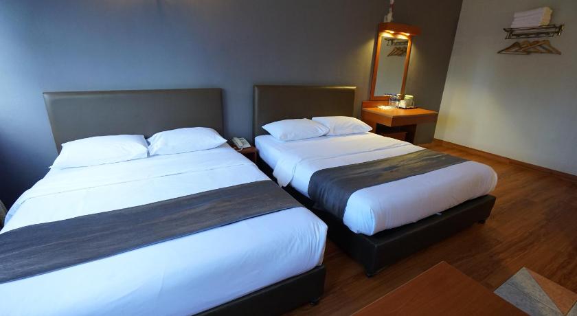 Image of Suite Family Room 2